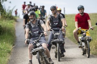 Une quarantaine d'équipes ont pris part samedi à la course de solex samedi sur le Plateau de Diesse, dans le Jura bernois.